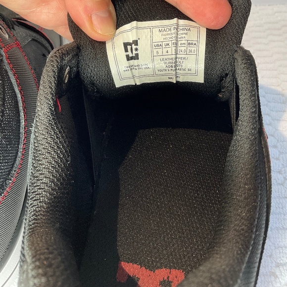 DC Leather Skateboard Shoe Black and Red Youth Size 5 - Picture 8 of 11